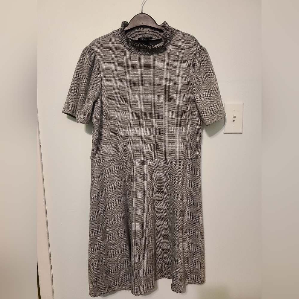 Perfect checkered dress for fall